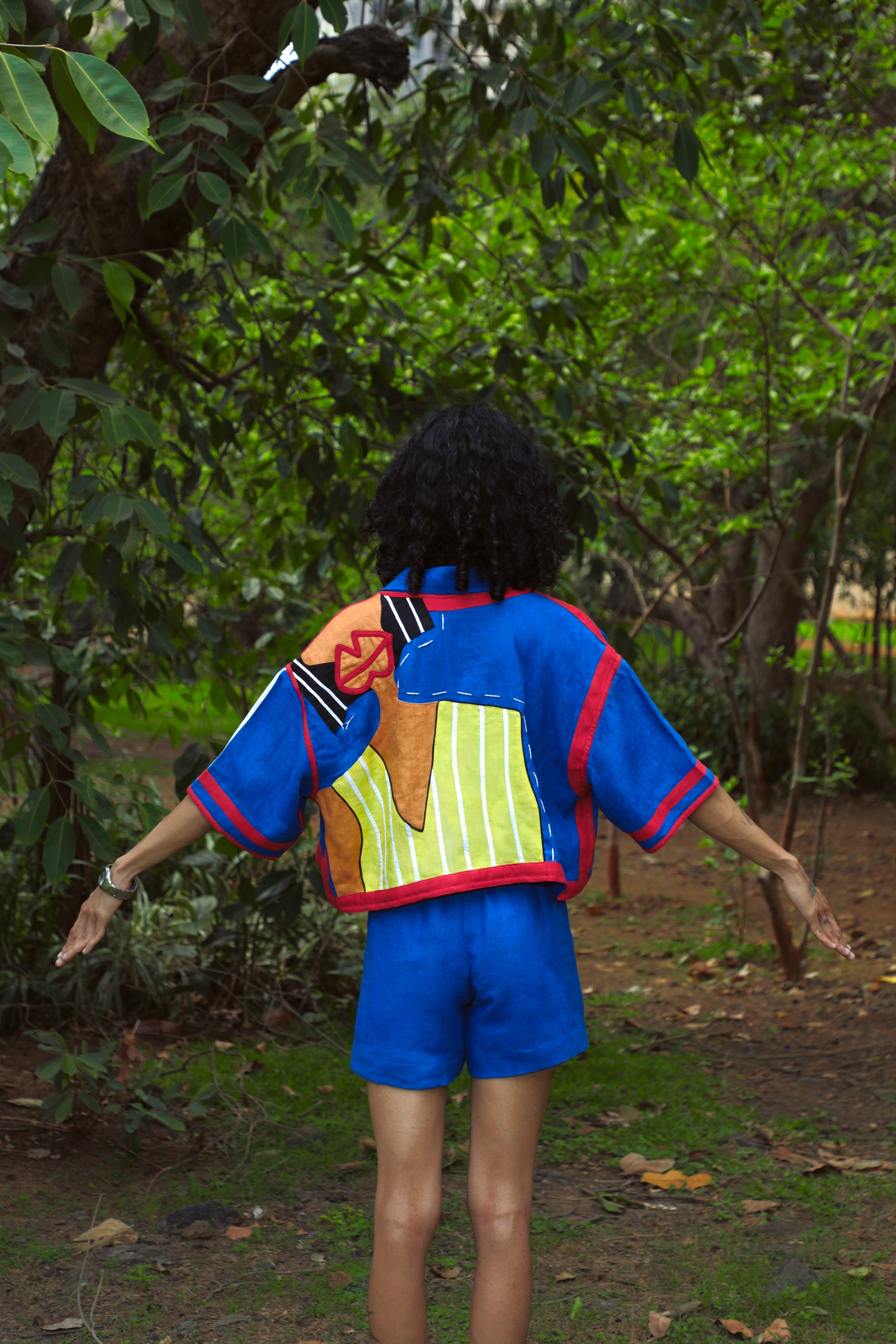 LADY IN LINEN SHIRT - MULTICOLOUR