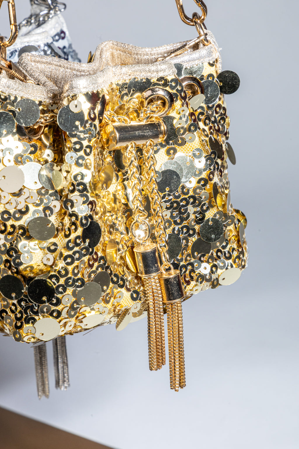 Aura bucket bag gold
