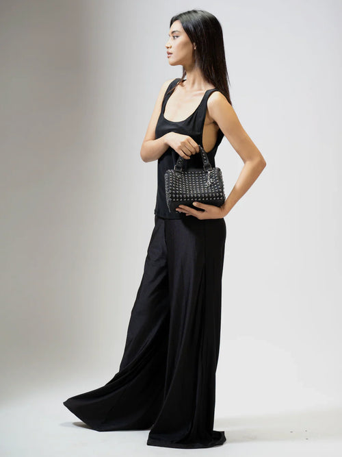 Bolso cilíndrico con tachuelas de carbón