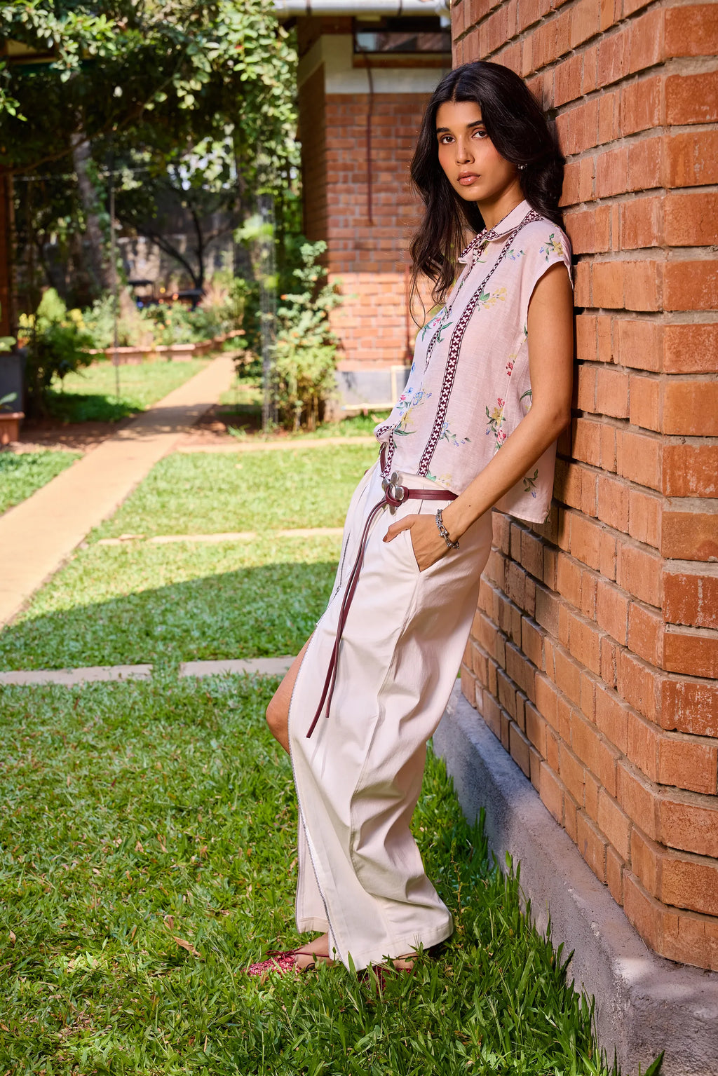 Pantalones con cremallera y perlas
