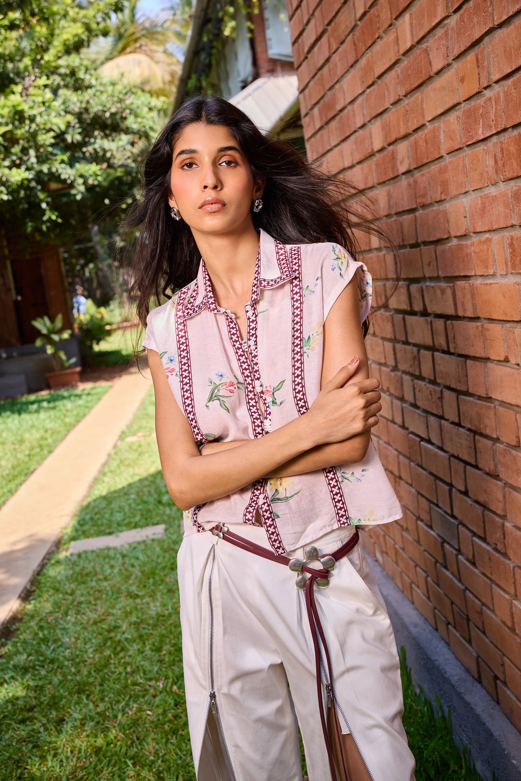 Pantalones con cremallera y perlas