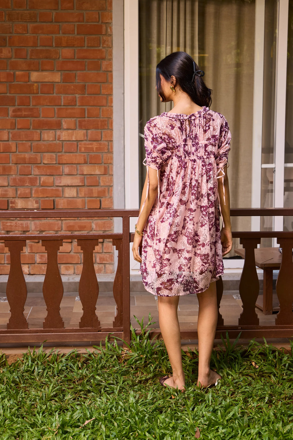 Vestido fruncido de encaje color ciruela