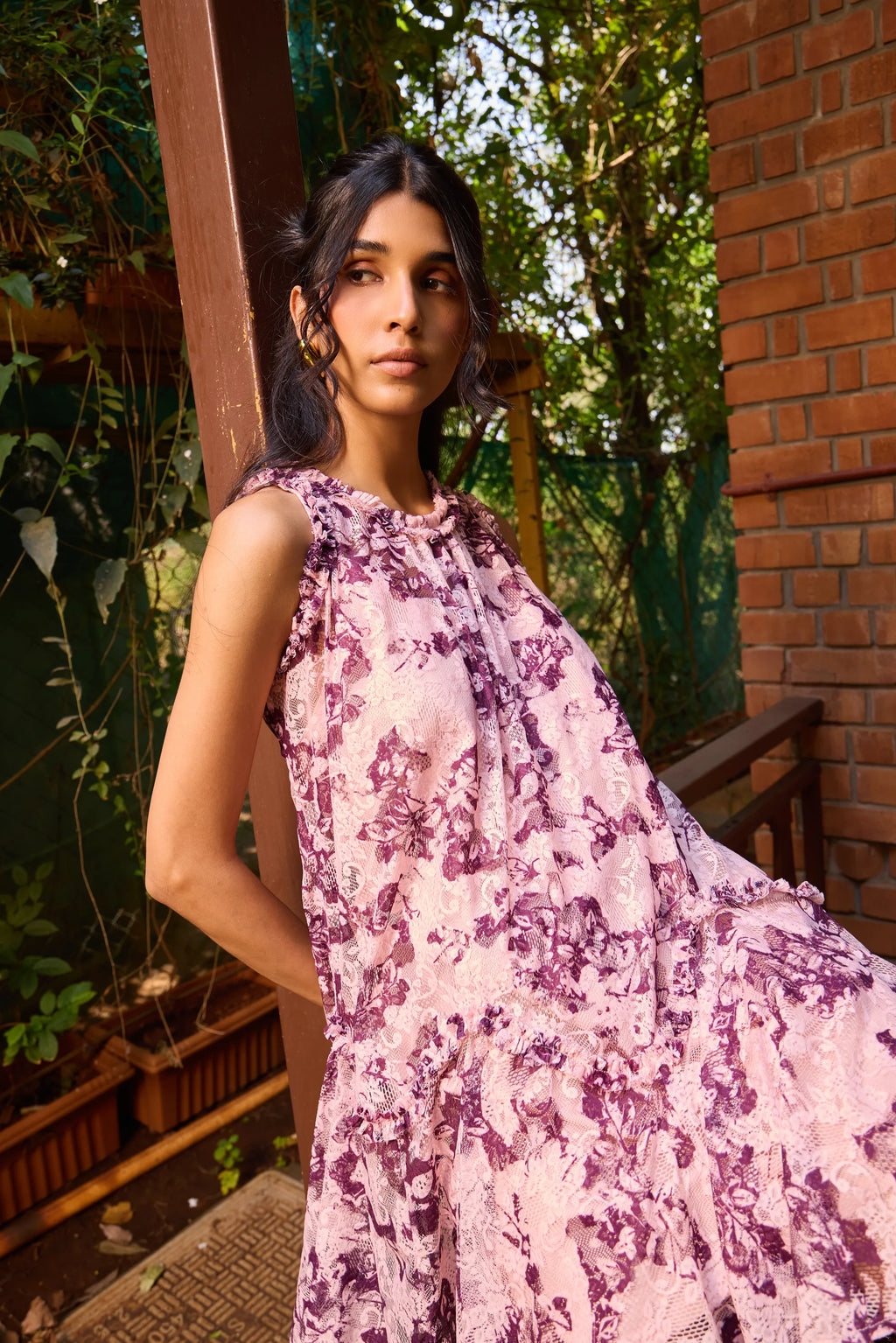 Vestido Corto de Encaje Ciruela