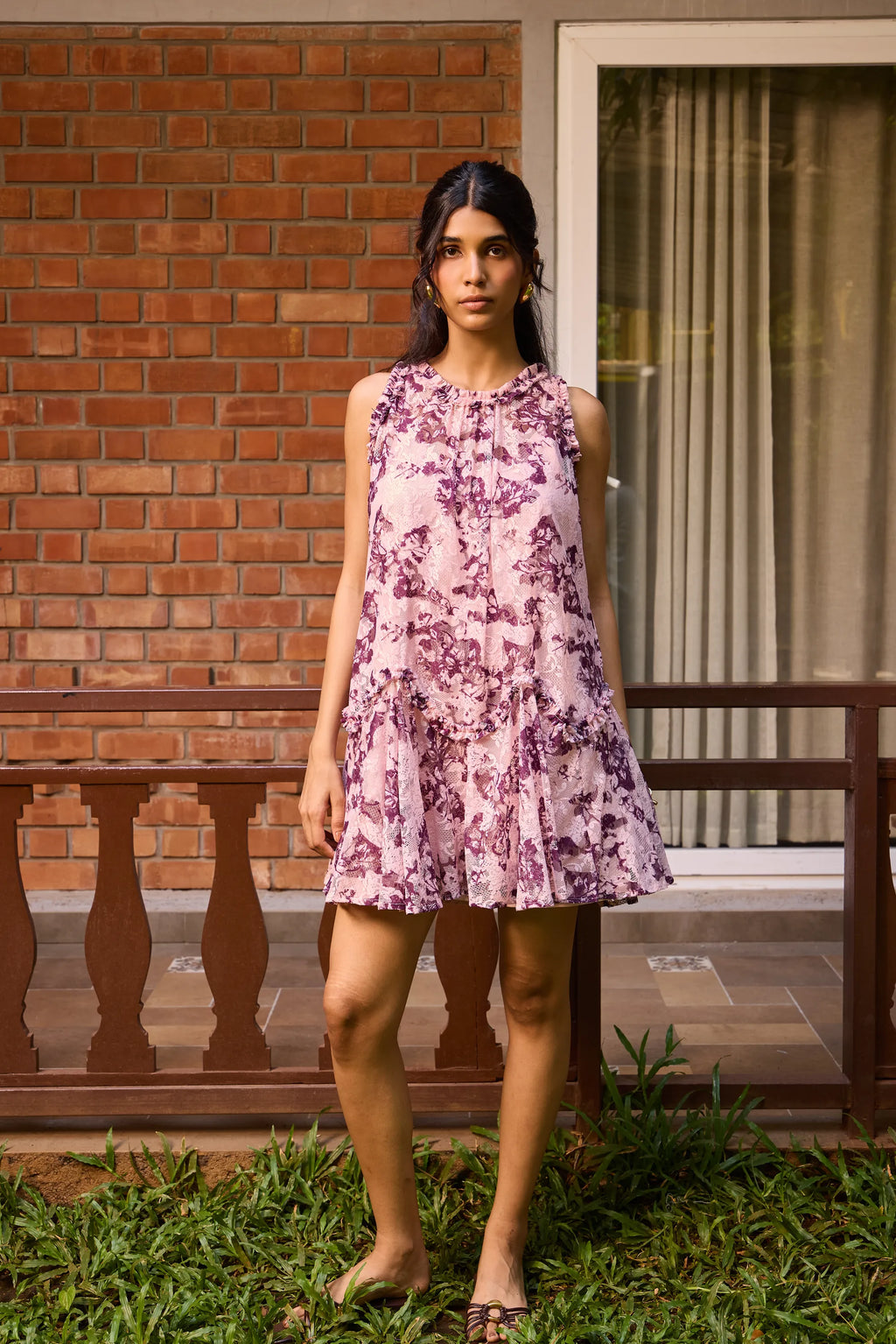 Vestido Corto de Encaje Ciruela