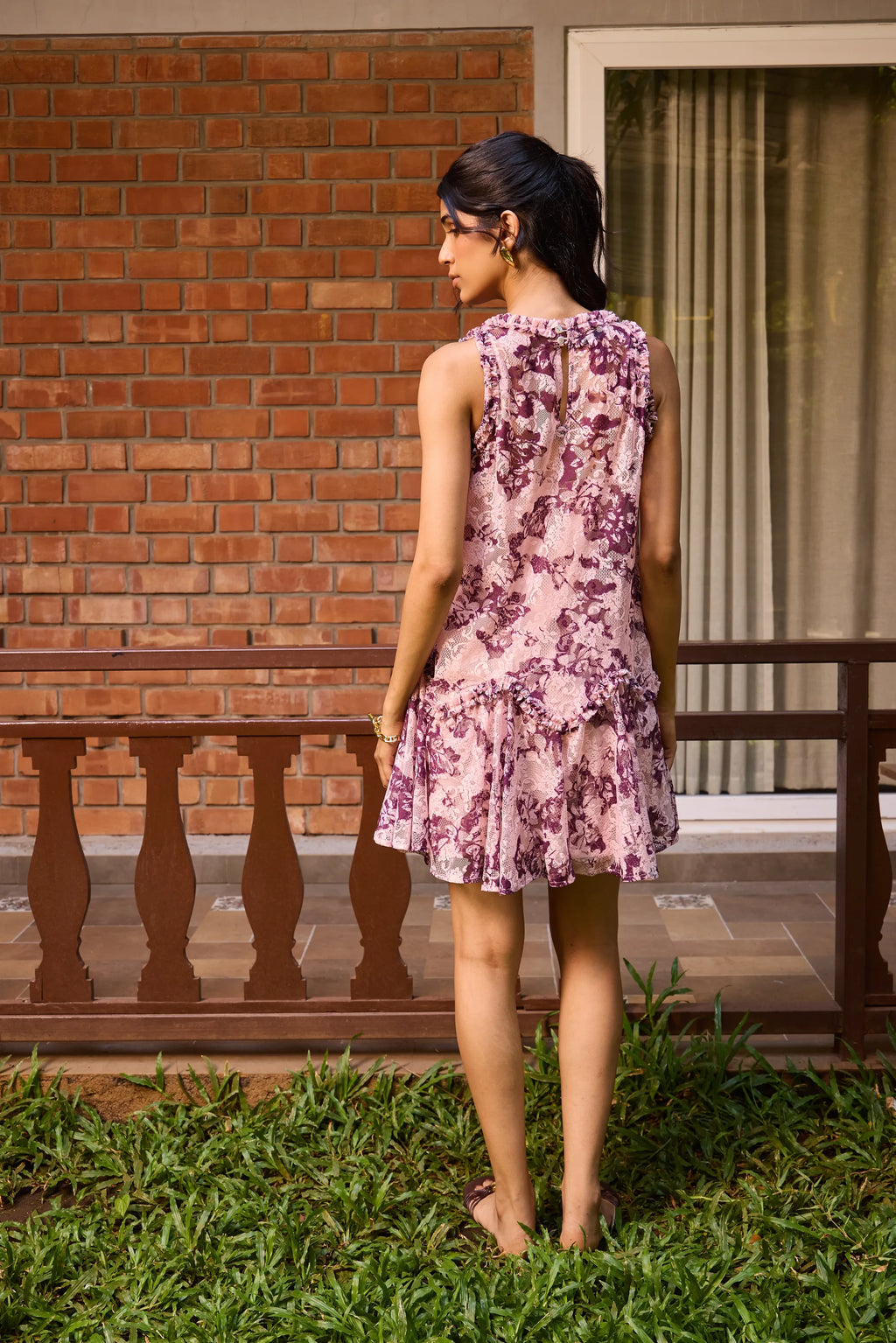 Vestido Corto de Encaje Ciruela
