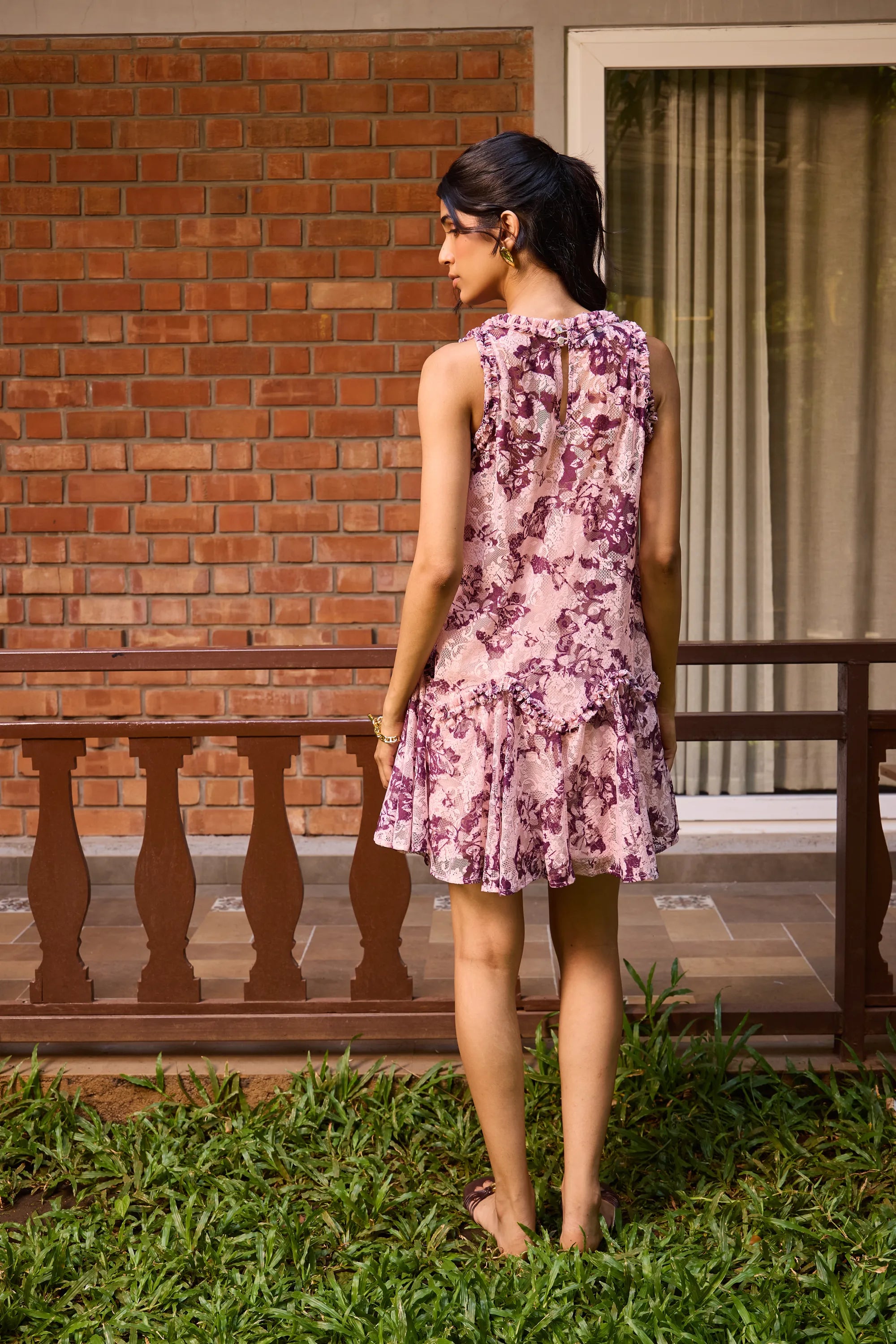 Vestido Corto de Encaje Ciruela
