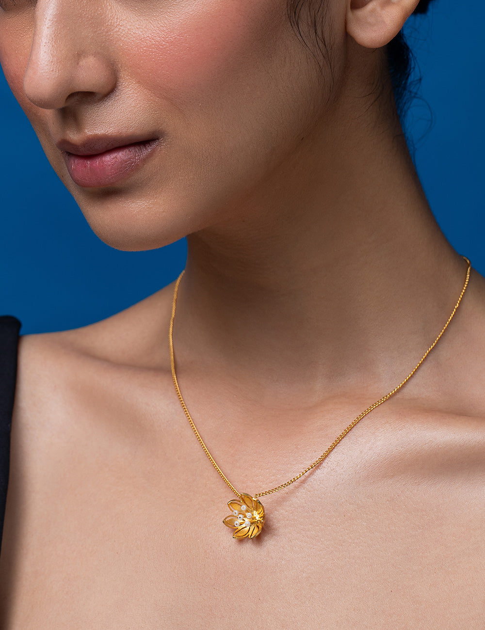 Pearly Golden Flower Pendant Necklace - Gold