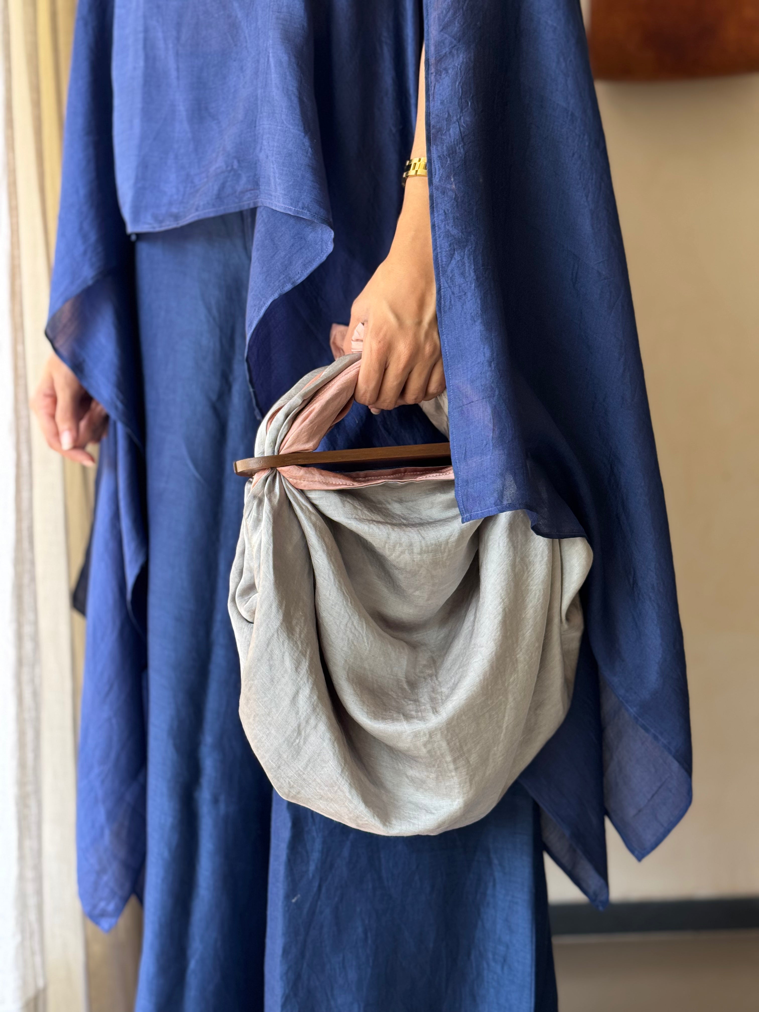 SILK HEIRLOOM TALE - SILVER PAUSE