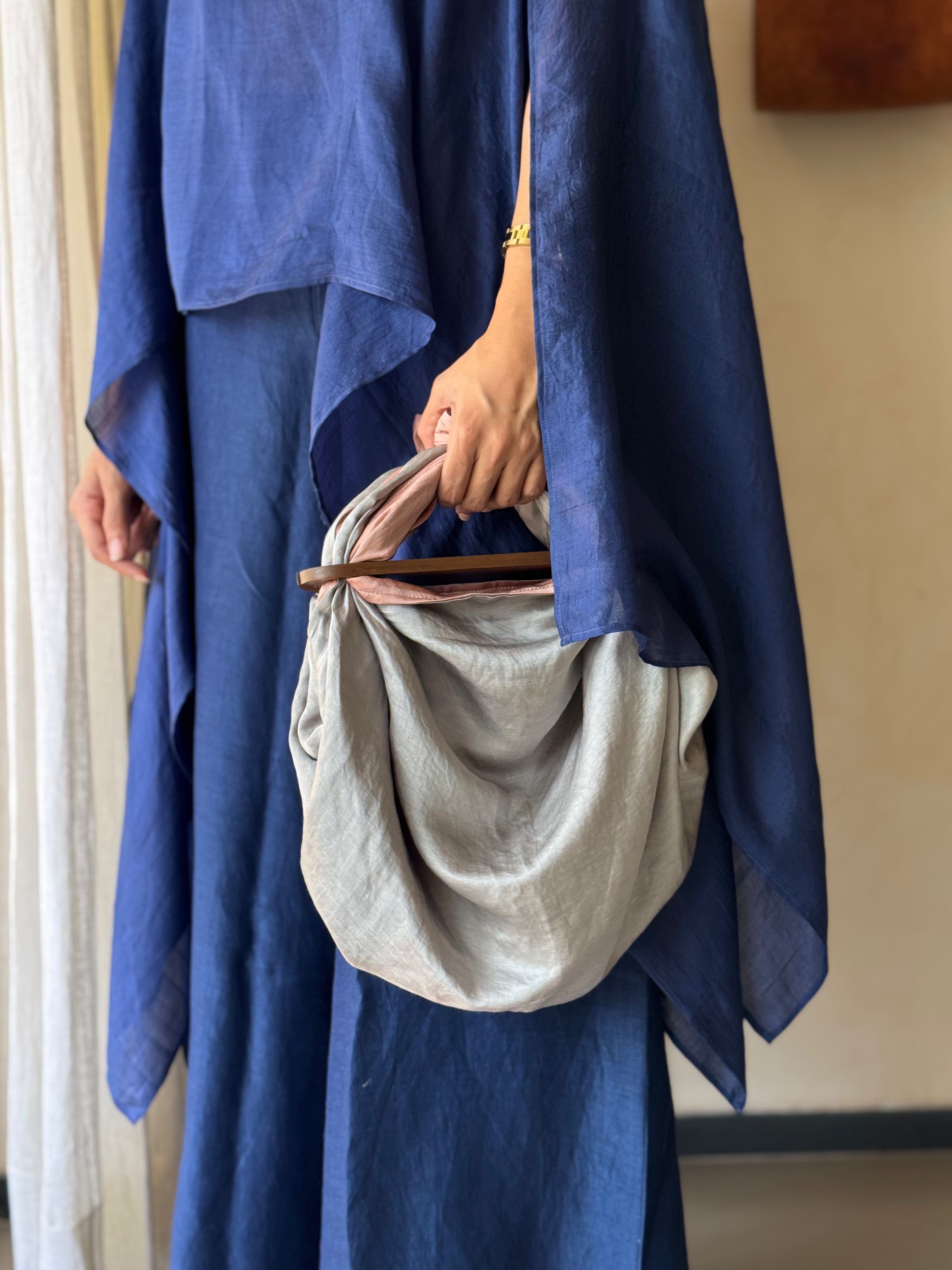 SILK HEIRLOOM TALE - SILVER PAUSE