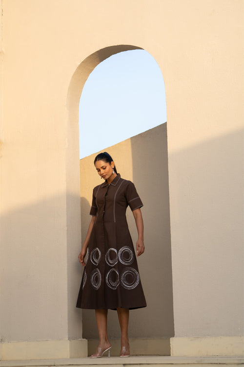 Vestido camisero con panel Orbit marrón