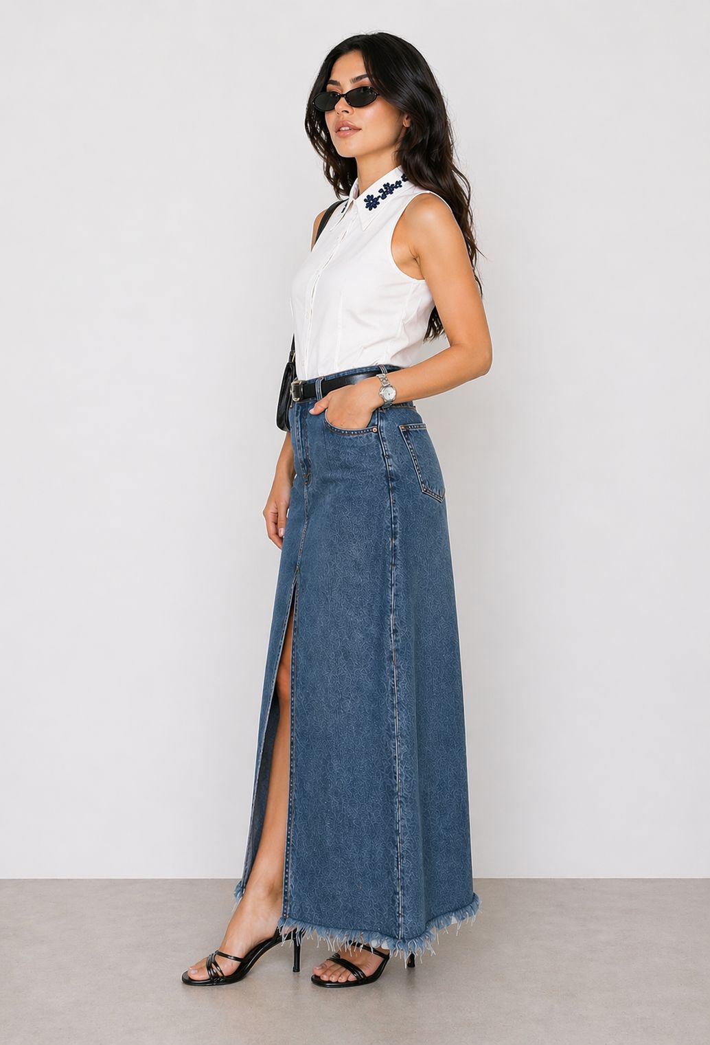 Blusa sin mangas con cuello adornado y botones